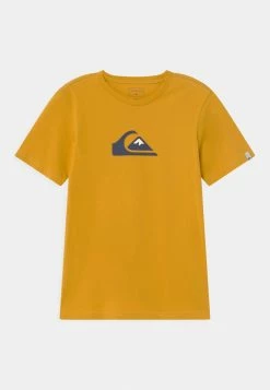 Offres 🔥 Quiksilver COMP LOGO - T-shirt Imprimé - Nugget Gold 🌟