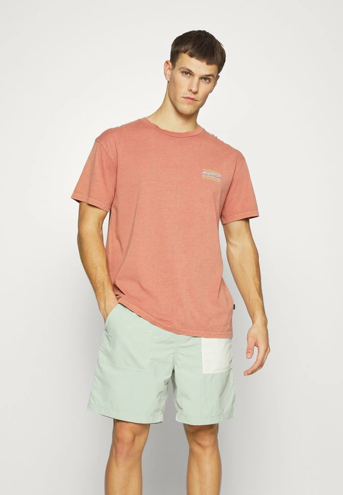 Top 10 👏 Quiksilver TRAIL MAP TEES - T-shirt Imprimé - Aragon ✔️ 1 Top 10 👏 Quiksilver TRAIL MAP TEES - T-shirt Imprimé - Aragon ✔️