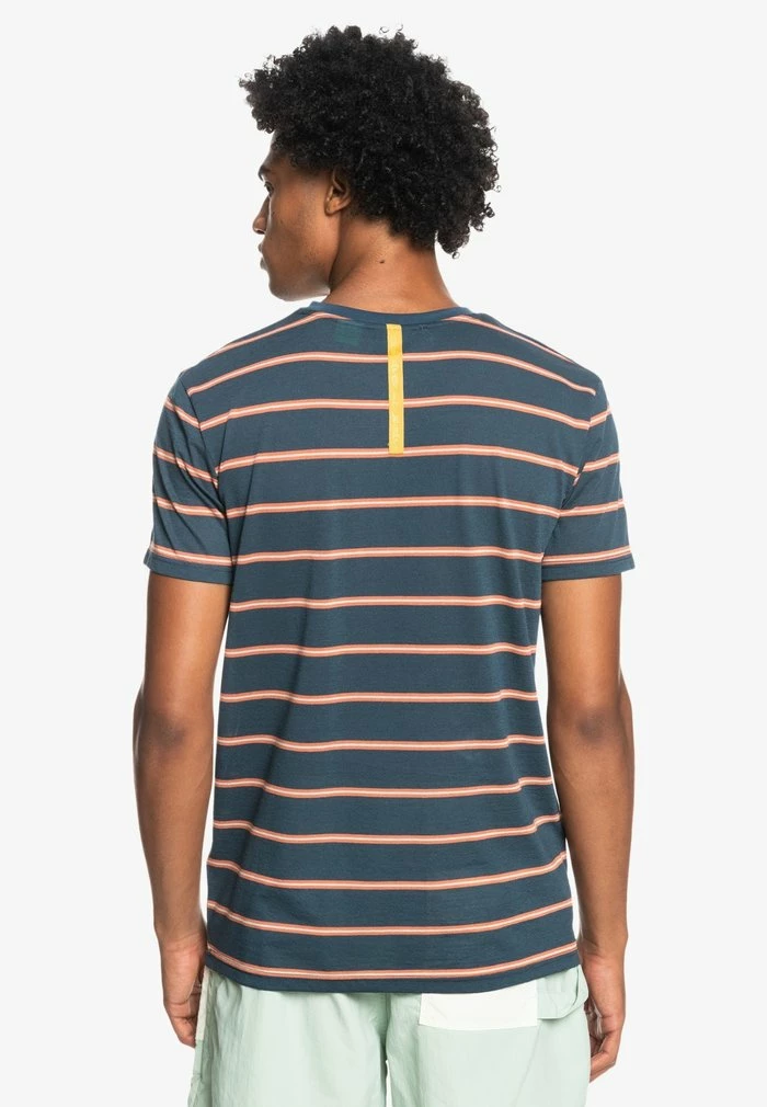 Nouveau 🎁 Quiksilver RANGE MANCHES COURTES - T-shirt Imprimé - Midnight Navy Range Stripe 👍 2 Nouveau 🎁 Quiksilver RANGE MANCHES COURTES - T-shirt Imprimé - Midnight Navy Range Stripe 👍 – Image 2