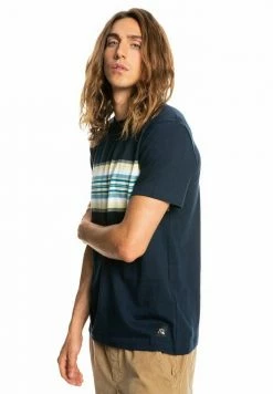 Meilleure vente đ Quiksilver TRANSAT PLACEMENT - T-shirt Imprimé - Dark Blue â 8 Meilleure vente đ Quiksilver TRANSAT PLACEMENT - T-shirt Imprimé - Dark Blue â -Quiksilver Soldes Boutique ed6bad3c01404bd18be3ccd590ebd04e